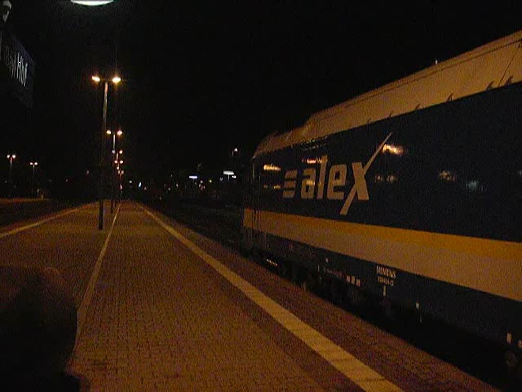Die 183 004 mit einem  ALEX Zug nach Lindau am 29.12.2007 bei der Ausfahrt aus Landshut HBF. 