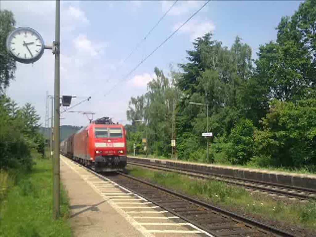 Die 185 027-0 durchfuhr am 25.6.10 mit einem Planenwagenzug den Bahnhof Himmelstadt in Richtung Wrzburg. Eingereiht waren noch drei Knickkesselwagen und drei Teleskopdachwagen.