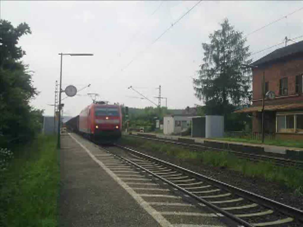 Die 185 150-0 durchfihr am 25.6.10 mit einem gemischtem Gterzug den Bahnhof Himmelstadt in Richtung Gemnden. Die Stimme im Hintergrund gehrt meinem Kumpel der mit dabei war. Er hat sich nach dem Video aufgeregt weil er die Lok nicht richtig erwischte. 