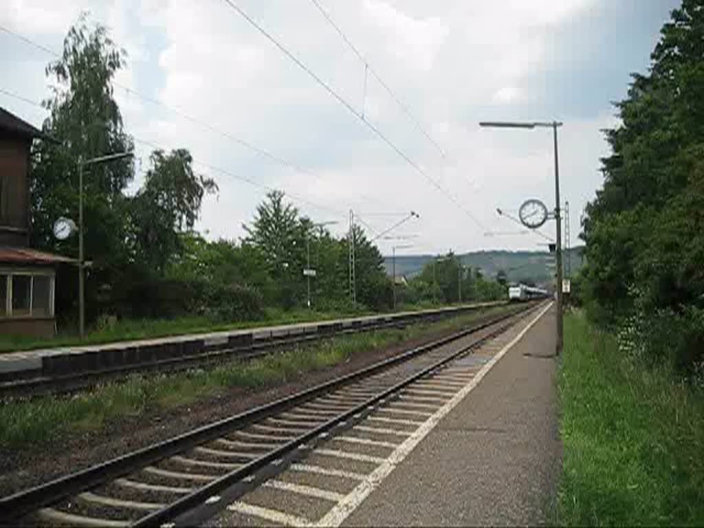 Die 185 538-6 der TX Logistic durchfuhr am 25.6.10 mit VW-Autotransport den Bahnhof Himmelstadt in Richtung Wrzburg.
