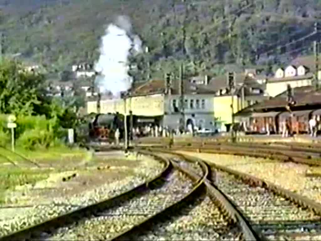 Die 23 105 fhrt aus Geislingen an der Steige mit einem Sonderzug aus, im August 1988.