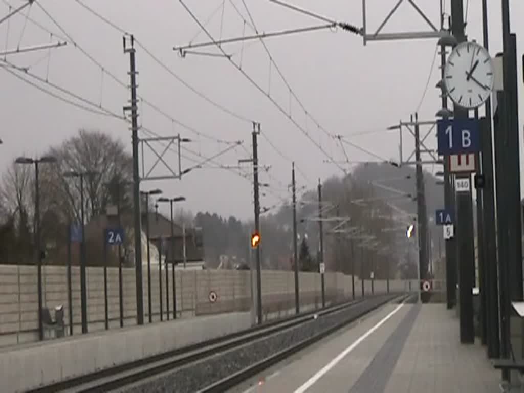 Die 52.100 des 1.SEK fhrt am 26.Februar 2012 mit dem SR 14426 von Heiligenstadt nach Waidhofen a/d Ybbs durch den Bf. Melk. Nur meine gute Erziehung verbietet mir, mich zu der Dame am Ende des Clips zu uern.