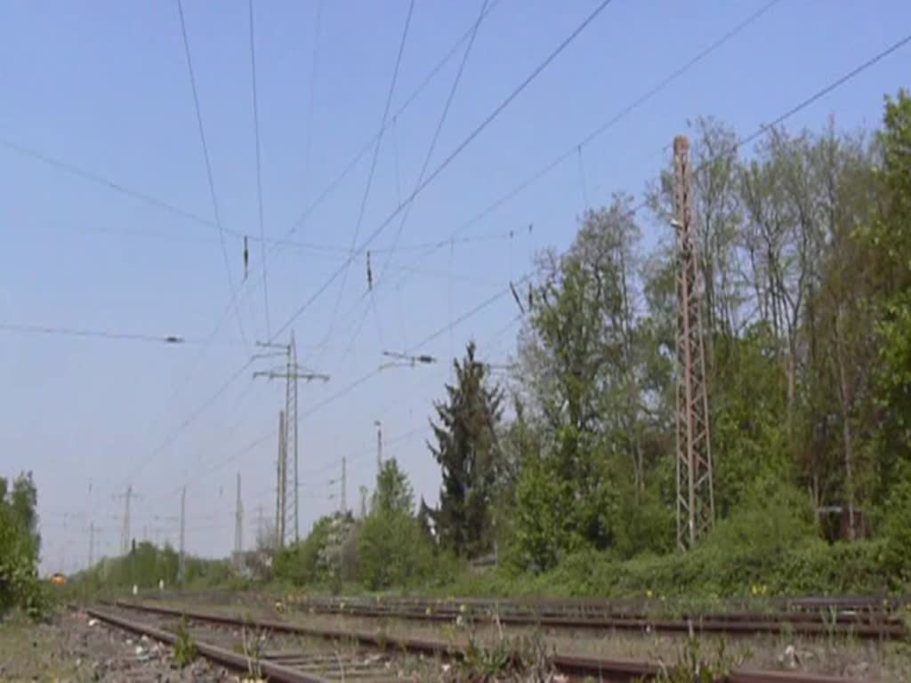 Die 547 von E&H zieht einen Gz durch Ratingen Lintorf am 20.04.2011