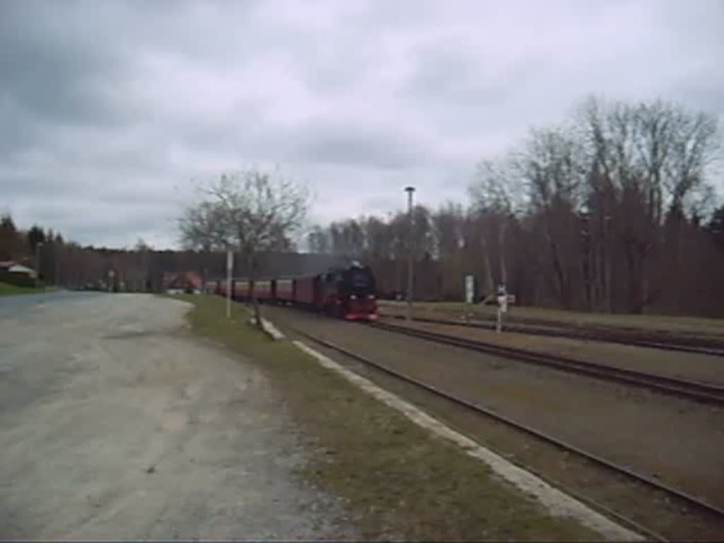 Die 99 7245-6 fhrt hier mit ihrem zug in Elend ein. Nachdem der Lokfhrer und Heizer ihren Kaffe bekommen haben wird der Zug weiter nach Eisfelder Talmhle fahren. 2. April 2007, 12:43