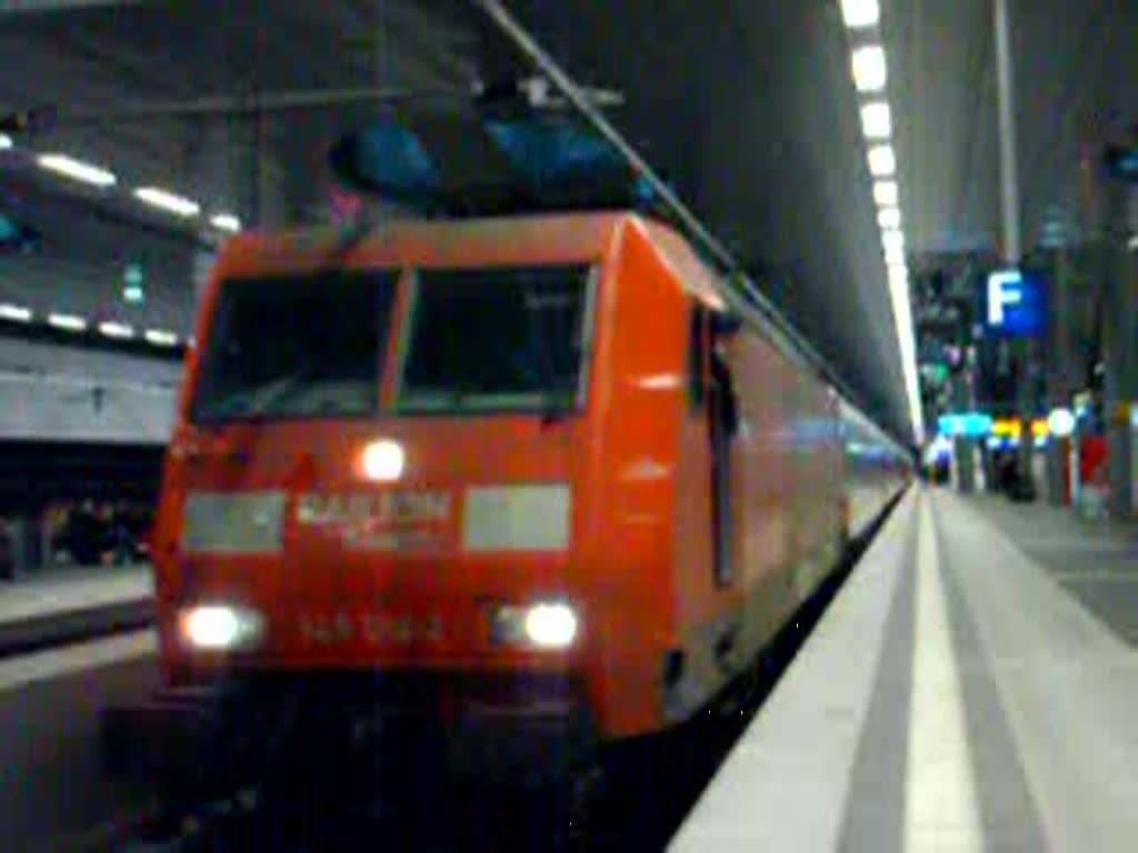 Die Abfahrt eines IC(nach Angermünde) mit einer Güterzuglok der Baureihe 145 in Berlin Hauptbahnhof(tief) am 07.01.2007.