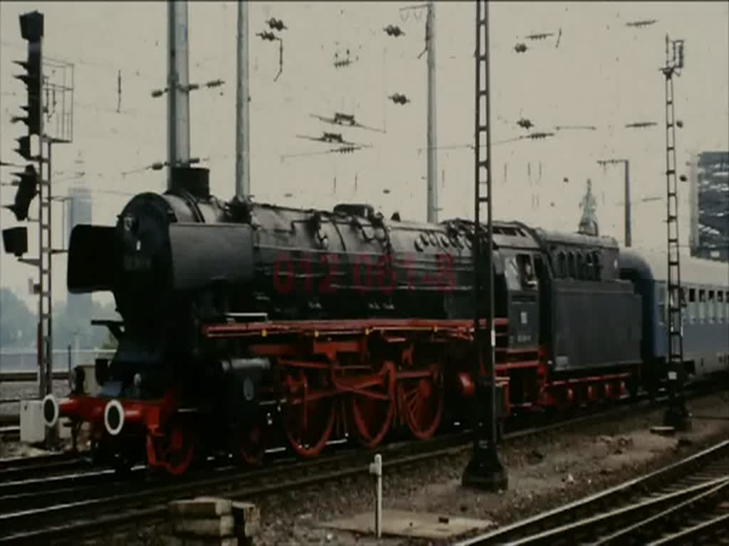 Die am 25. Mai 1975 von der DGEG veranstaltete Sonderfahrt von Dortmund durch die Eifel nach Trier mit der Schnellzug-Dampflok 012 061 bot ein besonderes Erlebnis. Die sonst nur im Flachland eingesetzte Lokomotive scheiterte kurz hinter Mechernich in der Steigung und musste auf die Hilfe einer Schublokomotive warten. Mit meinen alten Super-8-Aufnahmen und Standfotos zeichne ich das Ereignis nach.