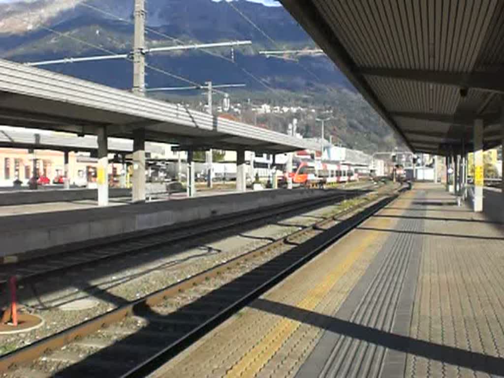 Die Ansage, Vorsicht ein Zug fhrt durch, war nur bedingt richtig.
Etwas berraschend fuhr nur diese einzelne Rangierlok der Baureihe 2068 durch den Bahnhof.
3.11.2008 Innsbruck Hbf