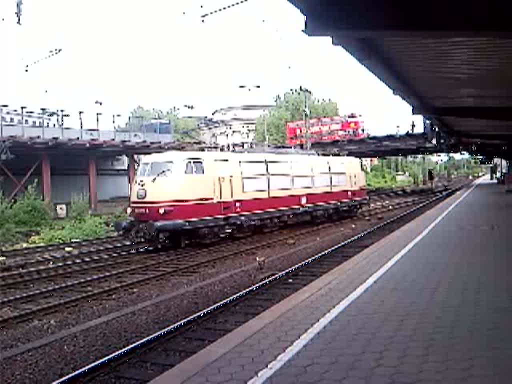 Die Baureihe 103 222-6 mit einem Messzug am 11.05.2009 im Hamburger Hauptbahnhof. Hier zu sehen beim Rangiervorgang zum anderen Zugende.