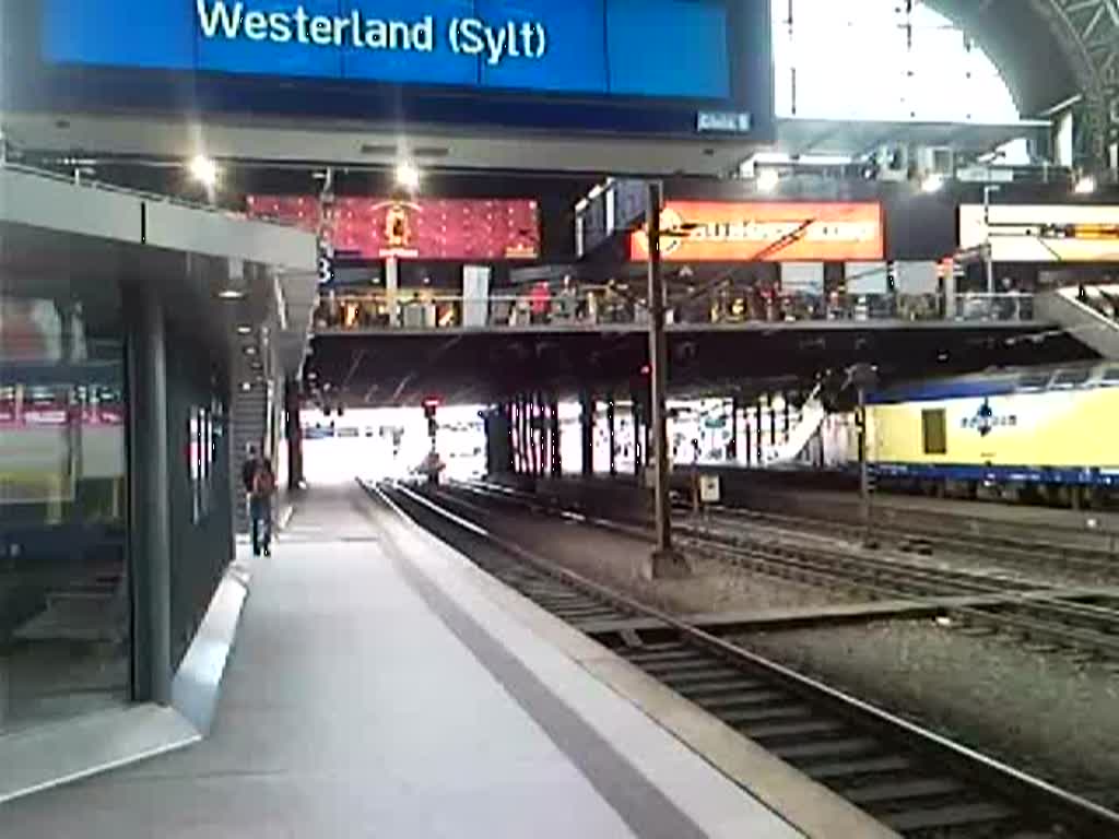 Die Baureihe 103 222-6 mit einem Messzug am 11.05.2009 im Hamburger Hauptbahnhof, hier beim Rangiervorgang zum anderen Zugende