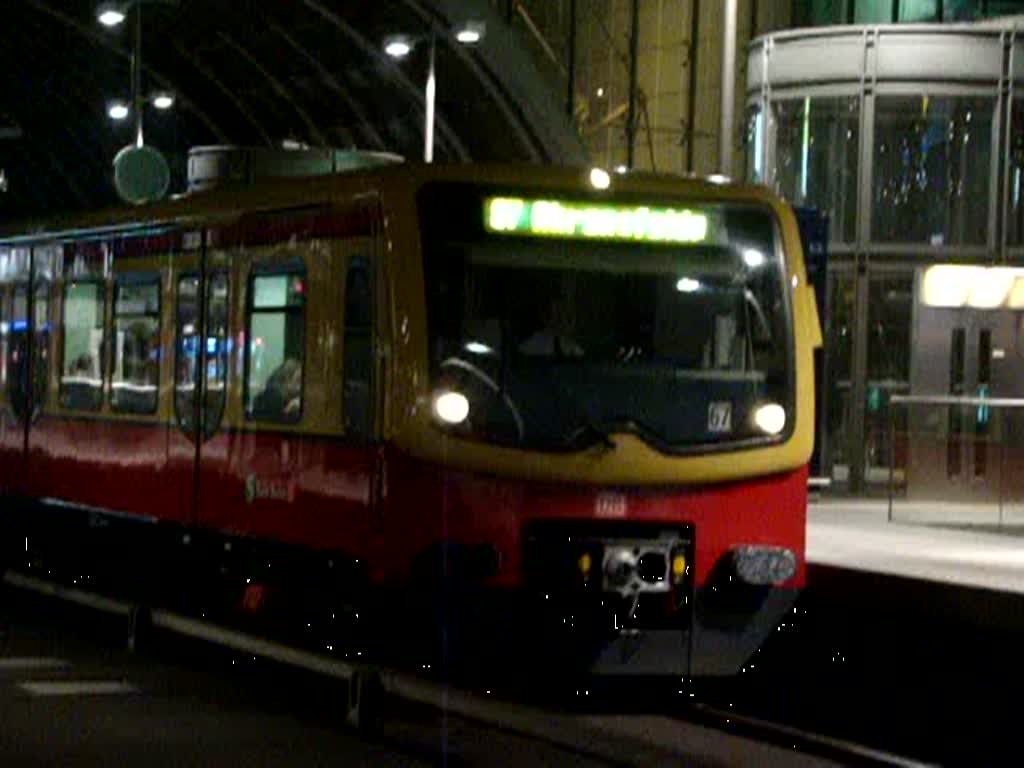 Die Berliner S-Bahn am abend des 16.01.08. Dieser S-Bahnzug BR 481 fhrt nach Ahrensfelde ber Berlin Lichtenberg.