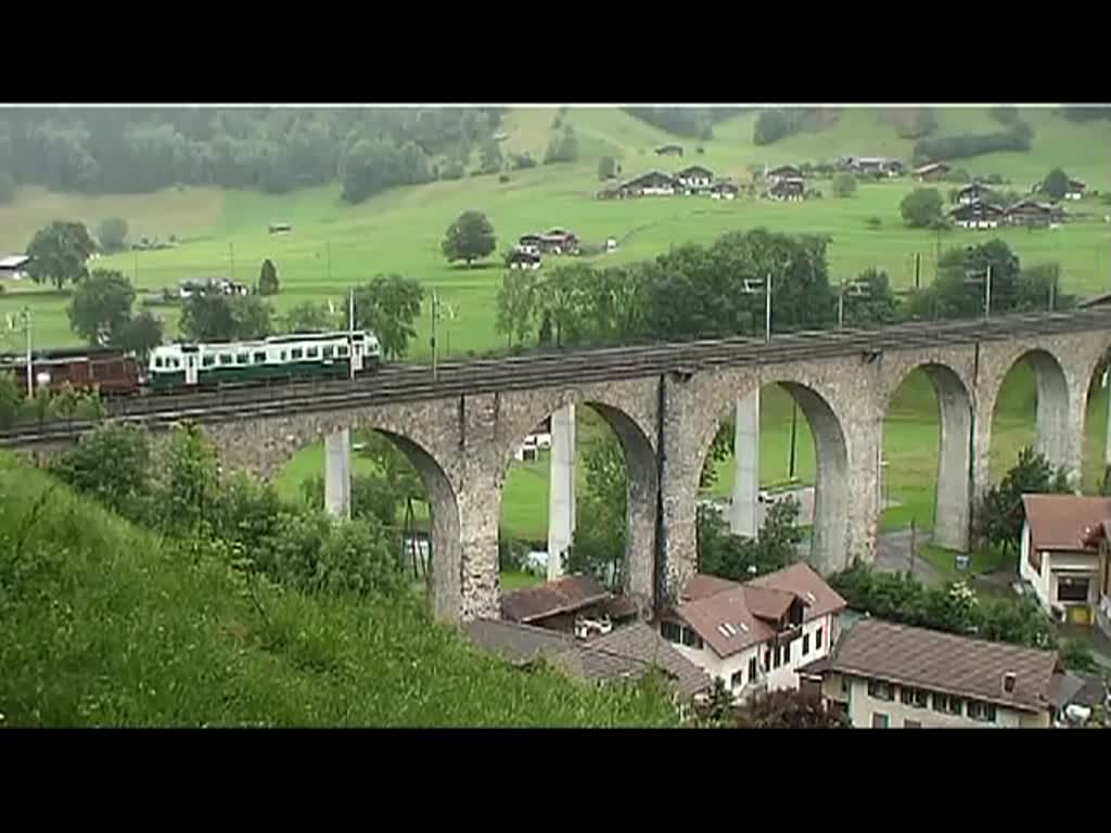 Die BLS 172  Eggerberg  hilft am 29.6.2013 dem Be 4/4 761 nach Kandersteg. In der Gegenrichtung ist die 251 unterwegs nach Frutigen.