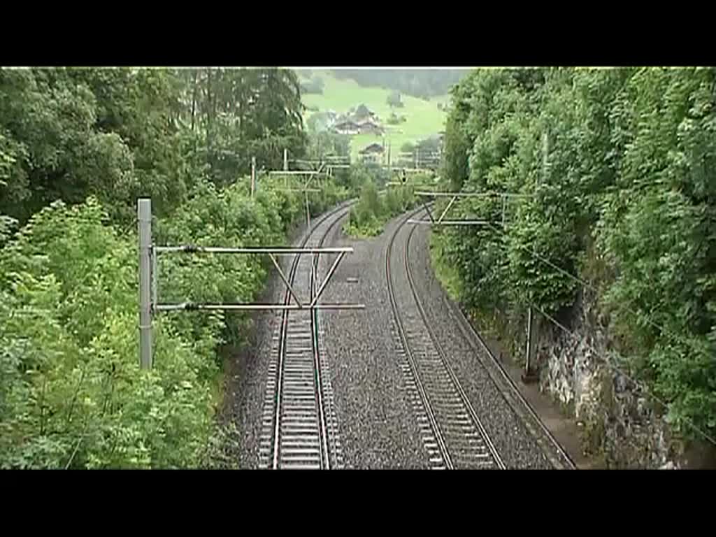 Die BLS 205 mit dem  SwissClassicTrain  unterhalb der Tellenburg am 29.6.2013.