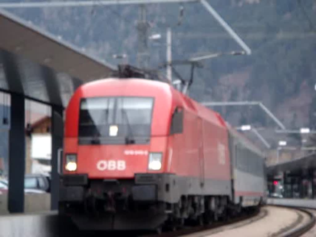 Die BR 1016 045 verlsst am 09.12.2008 mit einem EC Landeck-Zams.