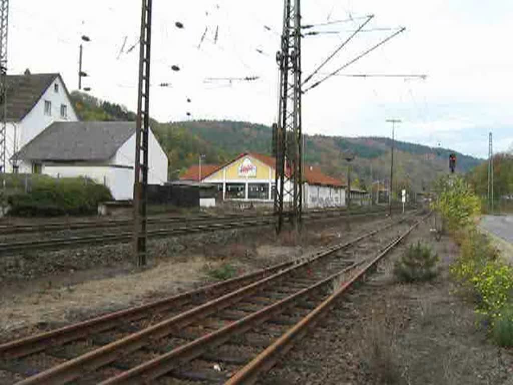 Die BR 110 236-7 fhrt mit einem Sonderzug (ICE Ersatz) Richtung Sden durch Bad Hersfeld. Mit in der Leistung BahnTouristik Wagen, ein IC Club Wagen und ein Bitburger Wagen. Aufgenommen am 26.10.08