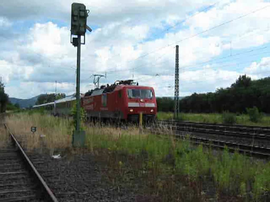 Die BR 120 501- 2 fhrt nach kurzem Halt in Eschwege West weiter. Die DB Systemtechnik Lok zieht einen Messwagen und einen Triebzug der mir damals vllig unbekannt war, heute wei man, es handelt sich umden ET 460 der transREGIO.