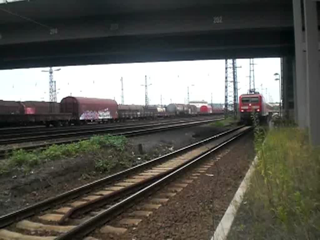 Die Br 143 306-9 mit dem Re 18 von Cottbus kommend zur weiterfahrt Richtung Dresden Hauptbahnhof in Dresden-Friedrichstadt.