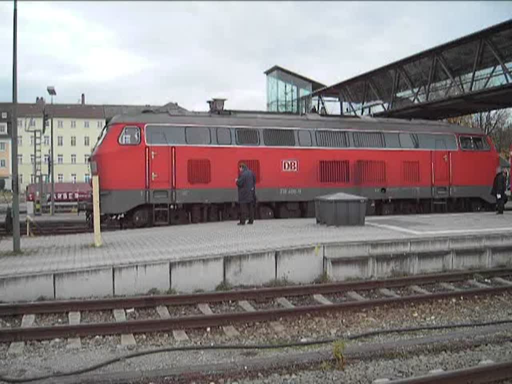 Die BR 218 400 beim Umsetzen des Zuges am 30.10.2007 in Mhldorf wegen des Defekten Stauerwagen. (Teil 1)  
