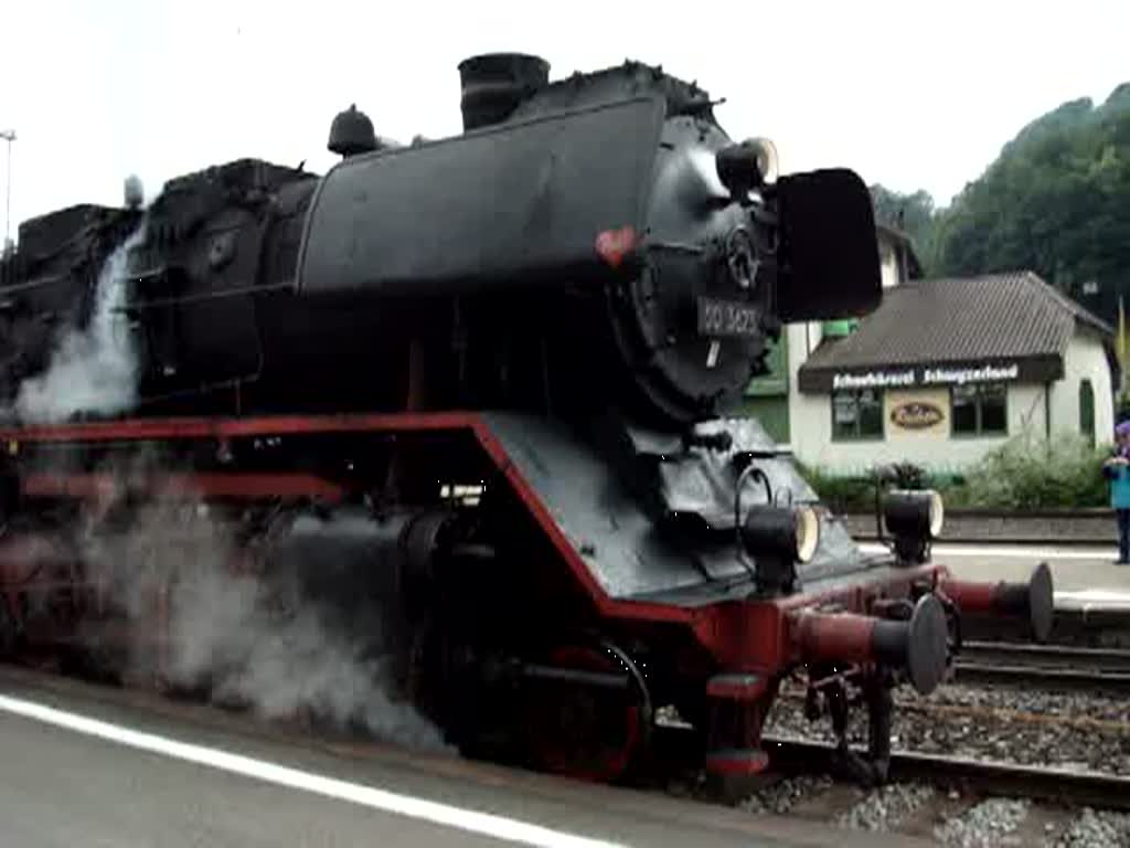 Die BR 50 3673 fhrt mit einem Extrazug aus dem Bahnhof Schwyz. Die Be 4/4 14 der BT leistete Schiebedienst.