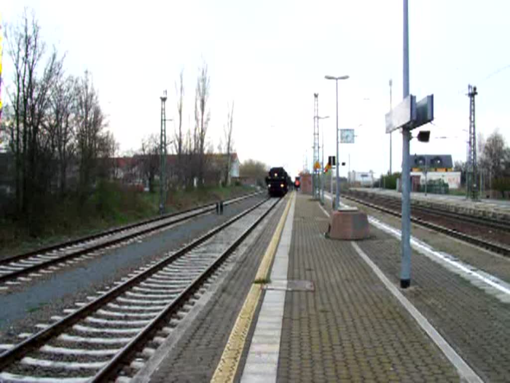 Die BR 52 8154-8 bei der Ausfahrt aus dem Bahnhof Rackwitz nach Leipzig.
