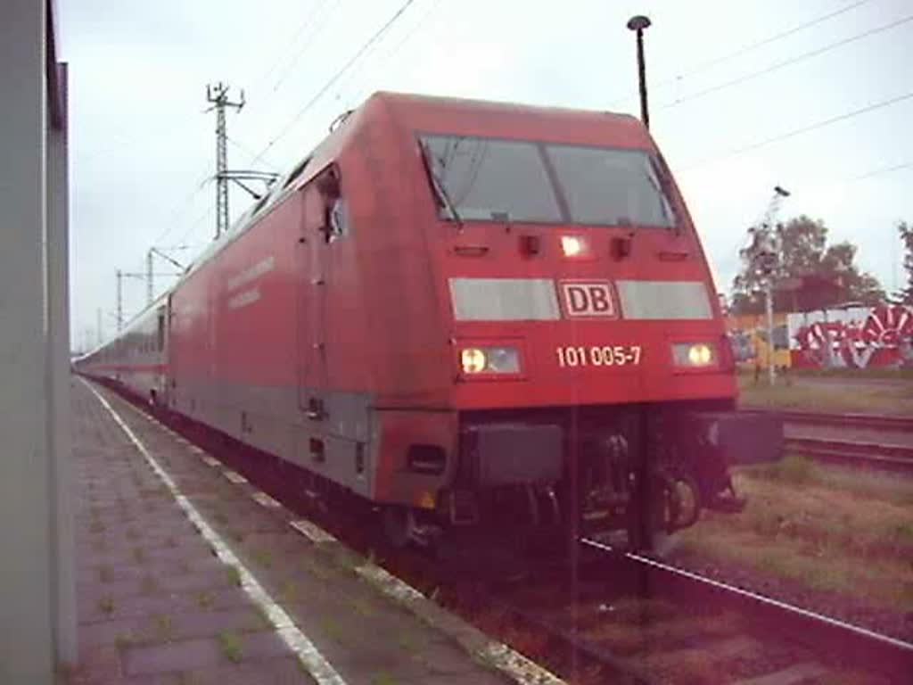 Die Br101 005-7 fhrt ziemlich rasant mit EC 98 nach Stralsund aus Ribnitz-Damgarten aus. (um auf diesen Bahnsteig zu kommen musste    ich ber das andere Gleis gehen weil es keinen bergang  gab ;-)
             