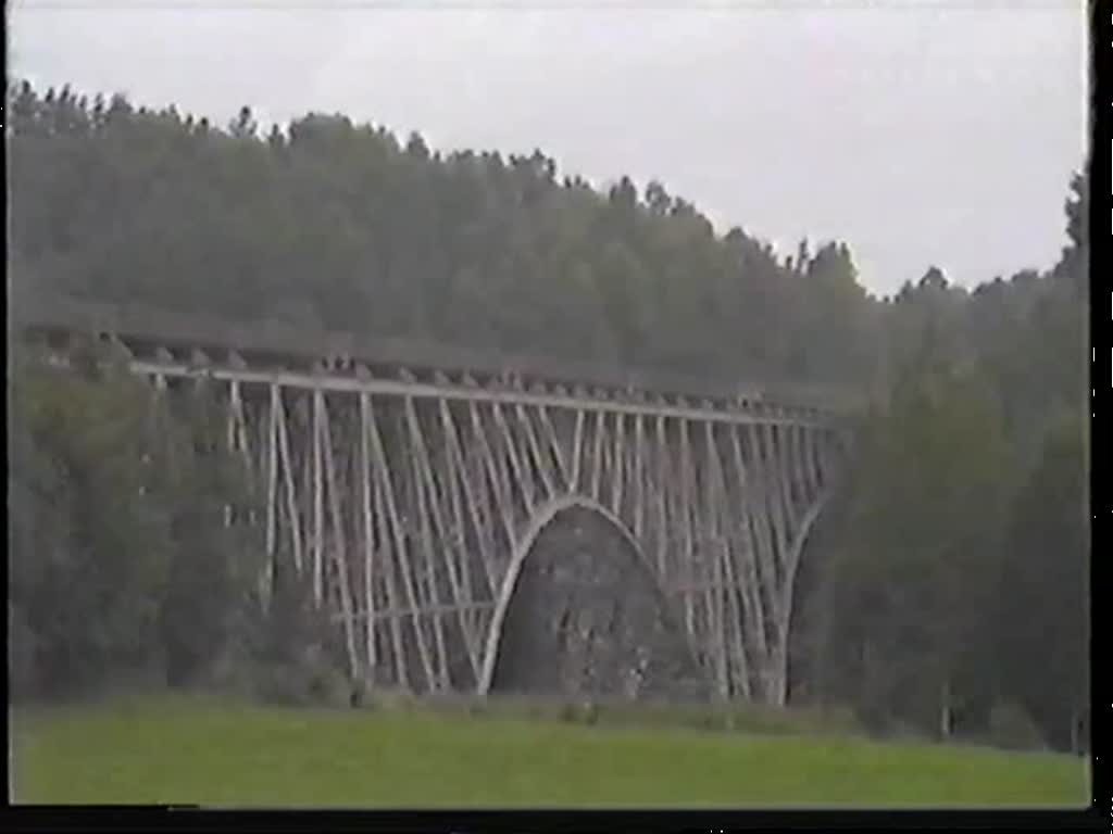 Die Brcke ber den Angermanlven bei Forsmo wird am 30. August 1992 von YBo7 1177 und YBo8 1131 befahren.