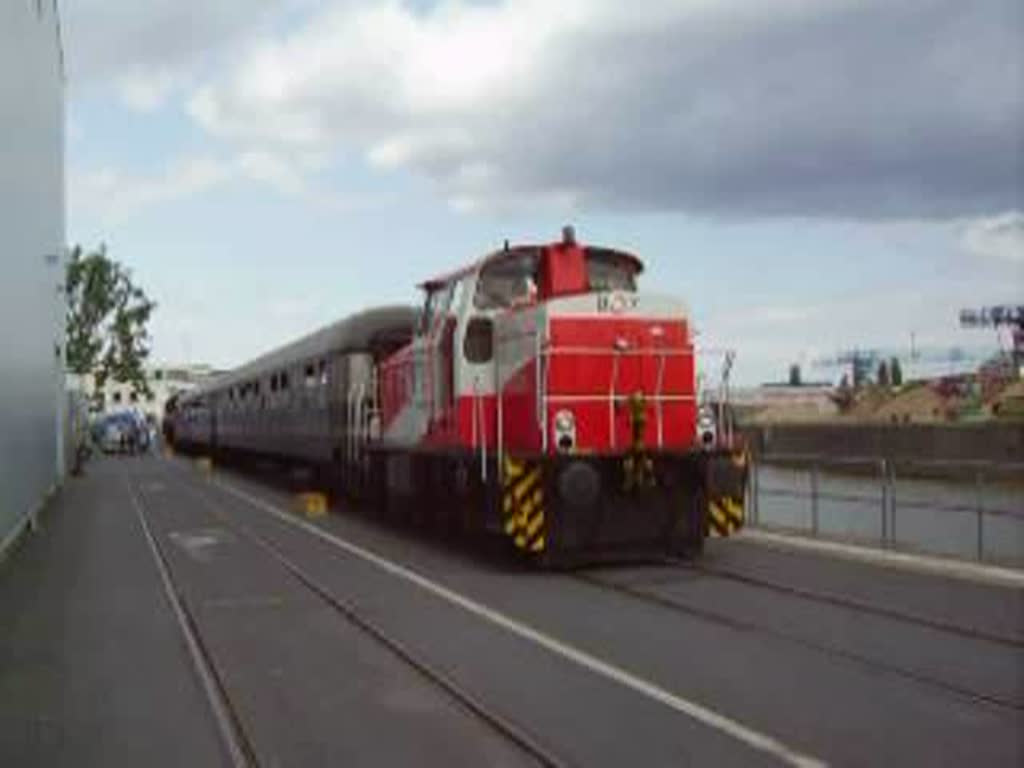 Die D7 der Hafenbahn Frankfurt auf dem Weg zum Eisernen Steg. Hinten die BR 52 der Historischen Eisenbahn Frankfurt.