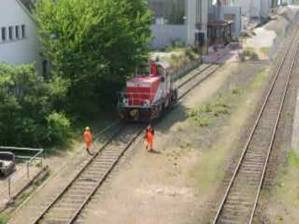 Die D8 beim Pausieren. Aber die Lokfhrer sind schon im anmarsch und werden die Lok starten und den Dienst beginnen.  