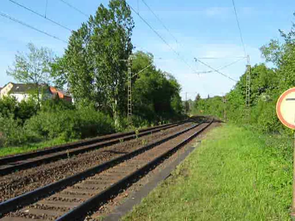 Die Dampflok 012 066-7 bei der Durchfahrt des Bahnhofes in Friedlos (bei Bad Hersfeld) vom Dampflokfest in Bebra kommend in Richtung Frankfurt. 11.05.08