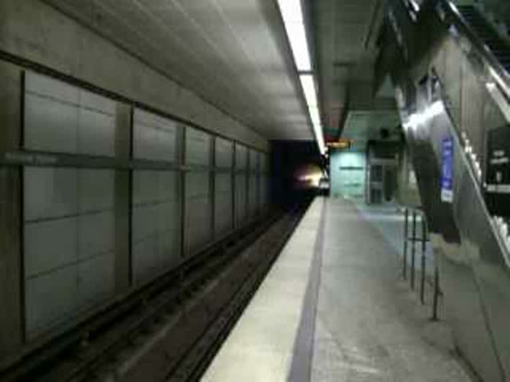 Die Einfahrt der Los Angeles Metrolink U-Bahn
Die Station liegt irgendwo auf dem Hollywood Boulevourd