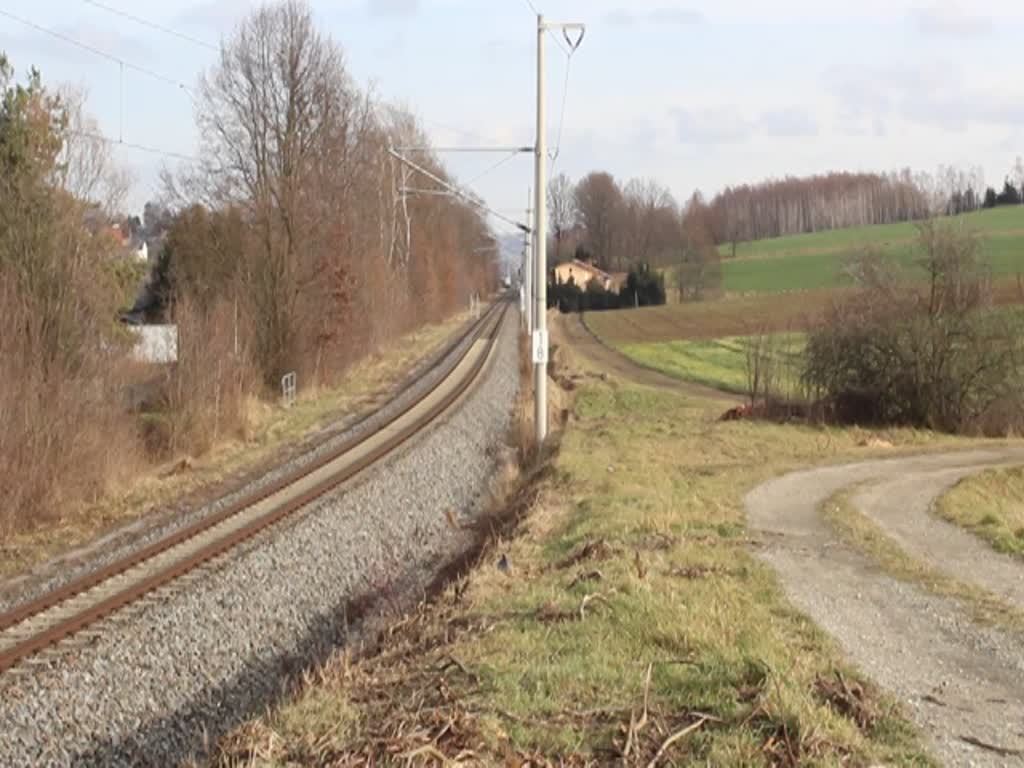 Die Erzgebirgsbahn hat sich für einige Zeit den 628 673/486 der Westfrankenbahn ausgeliehen.
Der Triebwagen verkehrt auf der RB 37 zwischen Gößnitz und Glauchau.
Hier ist er am 27.01.20 in Oberschindmaas als RB 23968 zu sehen.