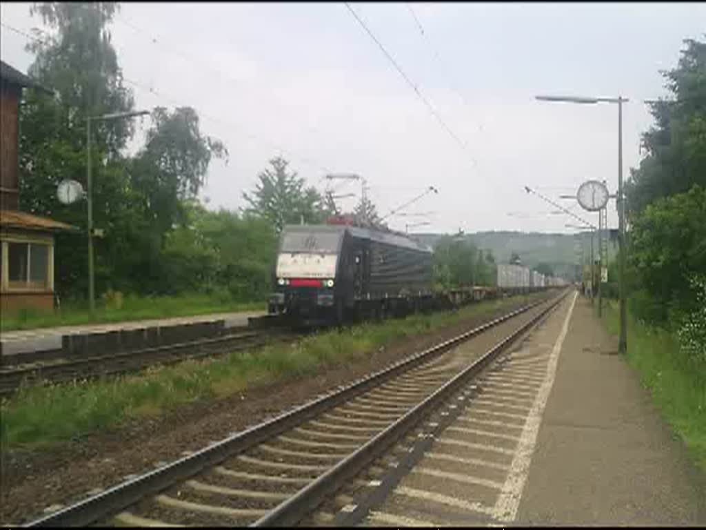 Die ES 64 F4-107 der MRCE-Dispolok, durchfuhr am 25.6.10 mit Containerzug den Bahnhof Himmelstadt in Richtung Wrzburg. Gru an den Tf.