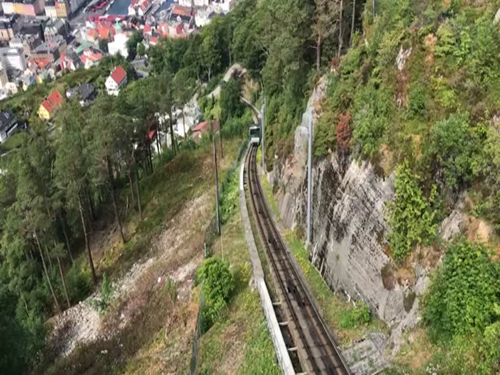 Die Fløibahn ist eine 850 Meter lange elektrische Standseilbahn, die zwei Wagen zwischen dem Fløyen und dem Stadtzentrum Bergens mit drei Zwischenstationen hin und her zieht. Aufnahme: 11. Juli 2018.