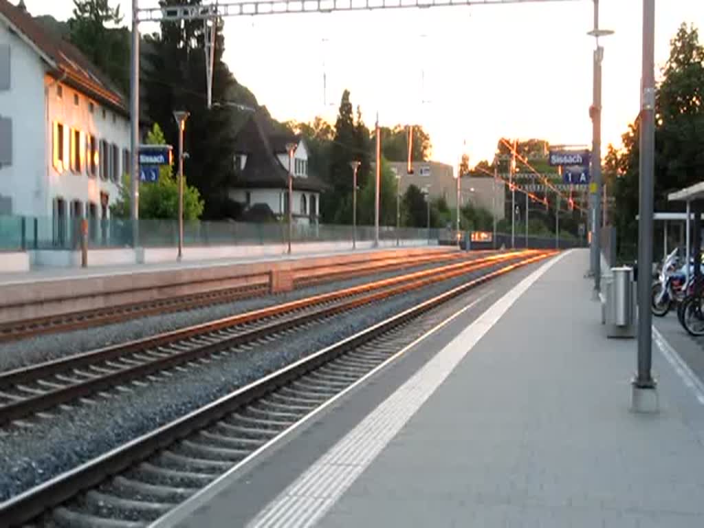 Die Fhrung des Lanutti-GZ ging vor kurzem an die BLS ber. Hier kommt er am 21.07.2010 bei Sissach mit zwei Re 4/4 vorbei.