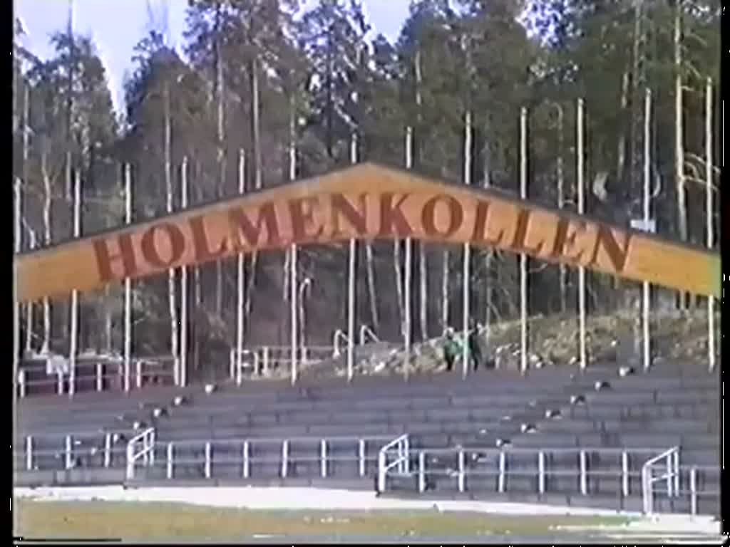 Die Holmenkollbahn am 17. April 1992 noch mit Oberleitungsbetrieb und alten Fahrzeugen.