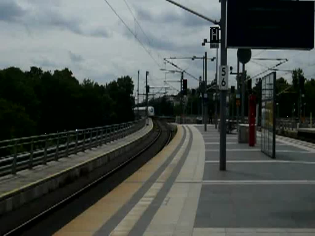 Die ICEs 38 und 381 aus Kopenhagen und Aarhus erreichen Berlin Hbf auf Gleis 11 und fahren noch bis Berlin Ostbahnhof. Am Ende des Videos sind v.v.n.h. zu sehen: Christopher Ptz, Hannes Mller und Bernhard J. (11.07.2009)