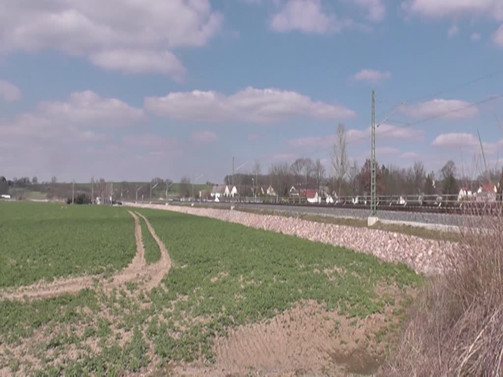 Die LEG 159 228 kommt am 27.03.2022 mit einem Kesselzug durch die Ortschaft von Zehma gefahren. Ein freundlichen Gruß zurück an den Tf.