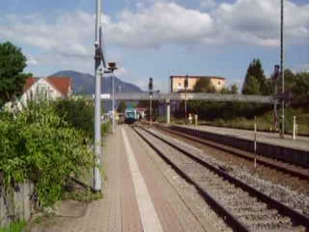 Die Lok, die den einen Teil des Arriva/Alex nach Obersdorf bringt beim Ankuppeln an den Zug. 