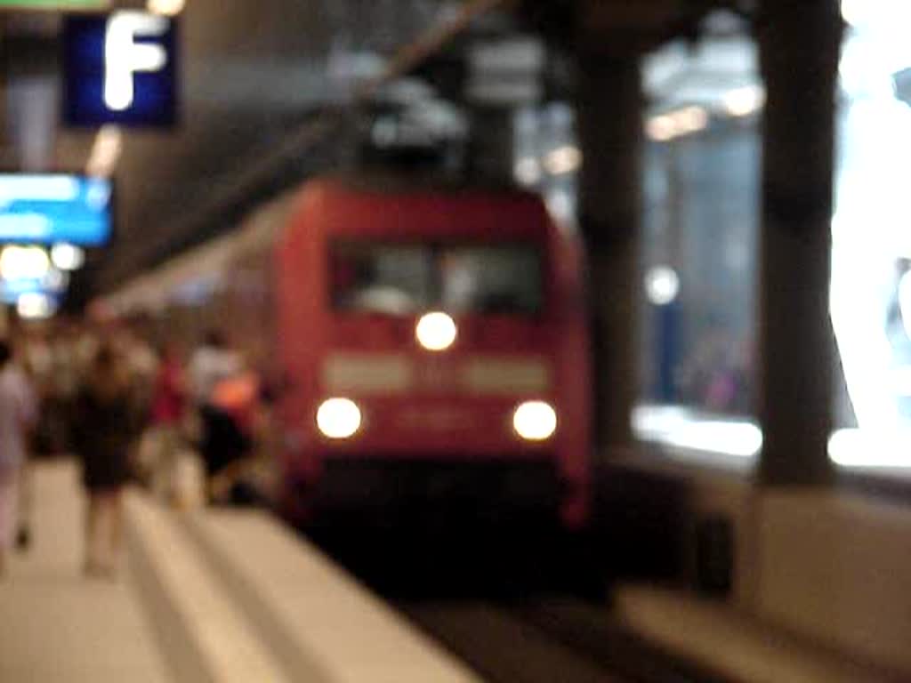 Die Lok eines InterCity wird gerade fr die weiterfahrt sauber gemacht. Zumindest die Fenster. Aufgenommen Berlin Hauptbahnhof (Tief)