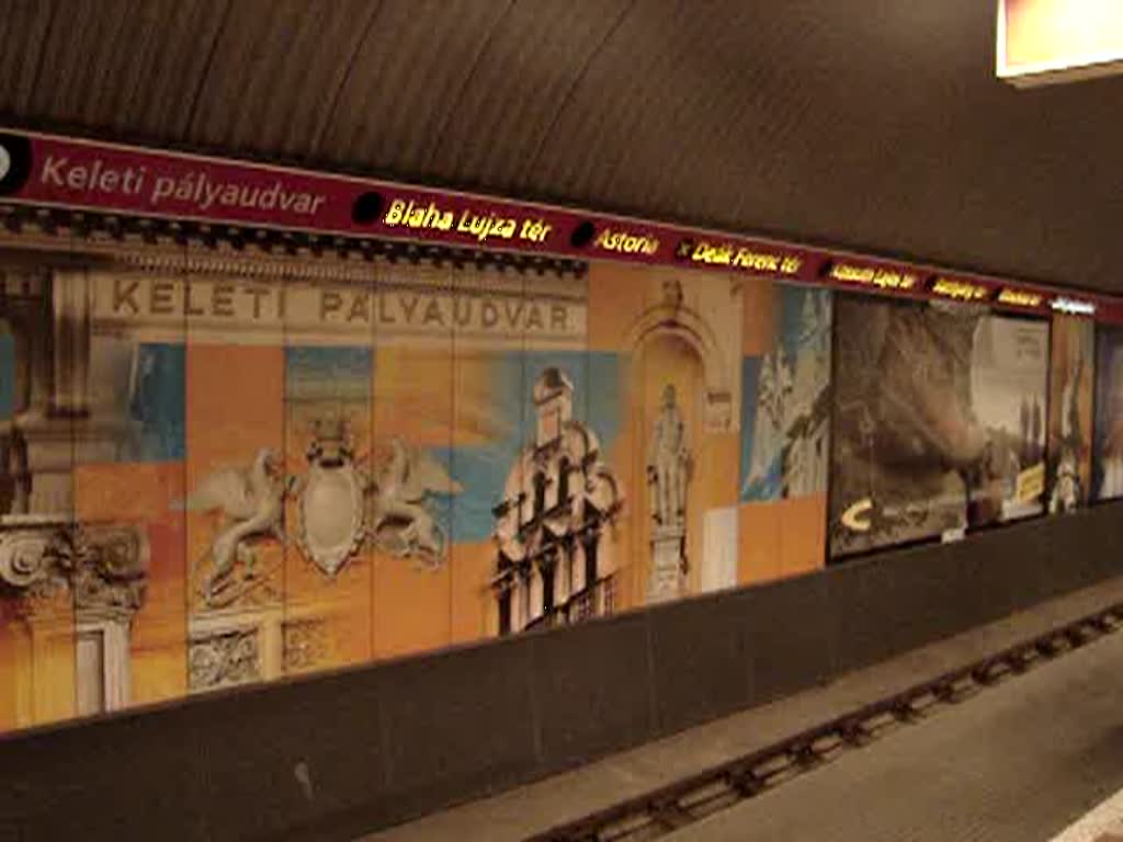 Die Metro Linie 2 fhrt hier am Bahnhof Budapest Keleti plyaudvar ab. Der Spruch auf Ungarisch bedeutet das man hinter der Sicherheitslinie treten soll. Sobald jemand darber tritt kommt diese Bandansage. Aufgenommen am 23.10.2007