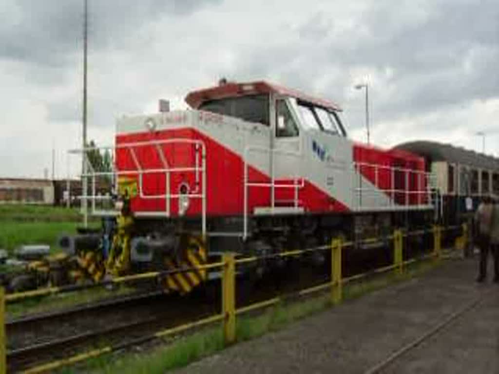 Die nagelneue D2 der Hafenbahn Frankfurt. Eine Vossloh G 1000 BB. Sie wurde am 07.07.09 zugelassen. Pnktlich zum 150 Jahre Hafenbahn Jubilum. Ich durfte bei der vorne mitfahren, da ich dort in der Werkstatt 2 Schlerprakrika gemacht habe. Das war echt cool. Alles hat nach neu gerochen. Ein Experte von Vossloh ist mit mir und drei Hafenbahn Mitarbeitern mitgefahren.  