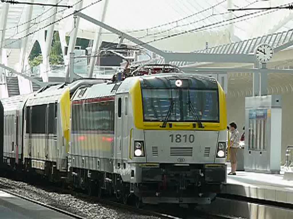 Die neue SNCB-Lok 1810 von Siemens, hier mit der abgebgelten 1355 und einem Testzug am Haken, verlsst den Bhf Lige-Guillemins und begibt sich auf die Rampe (plan inclin) hinauf in Richtung Ans. Das Video entstand am 10/07/2010. 