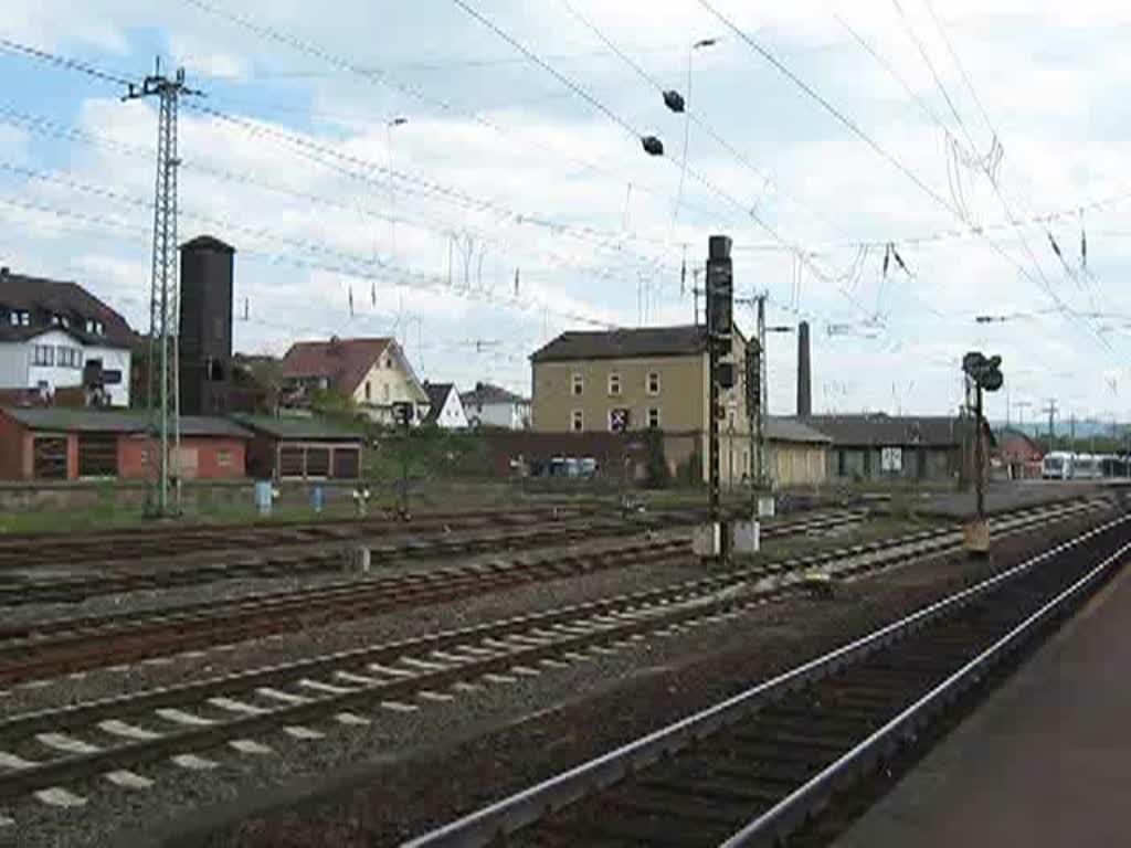 Die neue Werbelok der DB, die 101 044  Hertha BSC , erwischt in einem frhen und Gott sei Dank noch sauberen Stadium bei der Ausfahrt aus dem Bahnhof Bebra als Schublok des IC 2150 nach Dsseldorf. 25.04.2009.