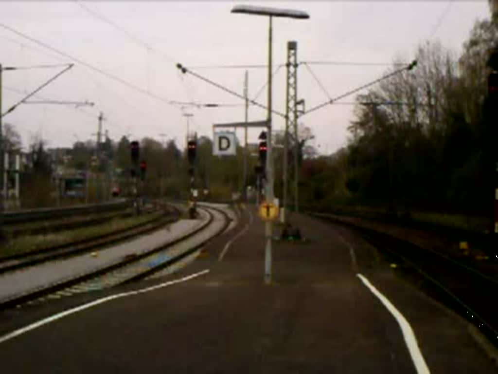 Die orientrote 101 002-4 zieht den DZ 40765 Konstanz - Heidelberg in den Bahnhof Radolfzell. Nach kurzem Aufenthalt wurde die Fahrt fortgesetzt. 18.04.08