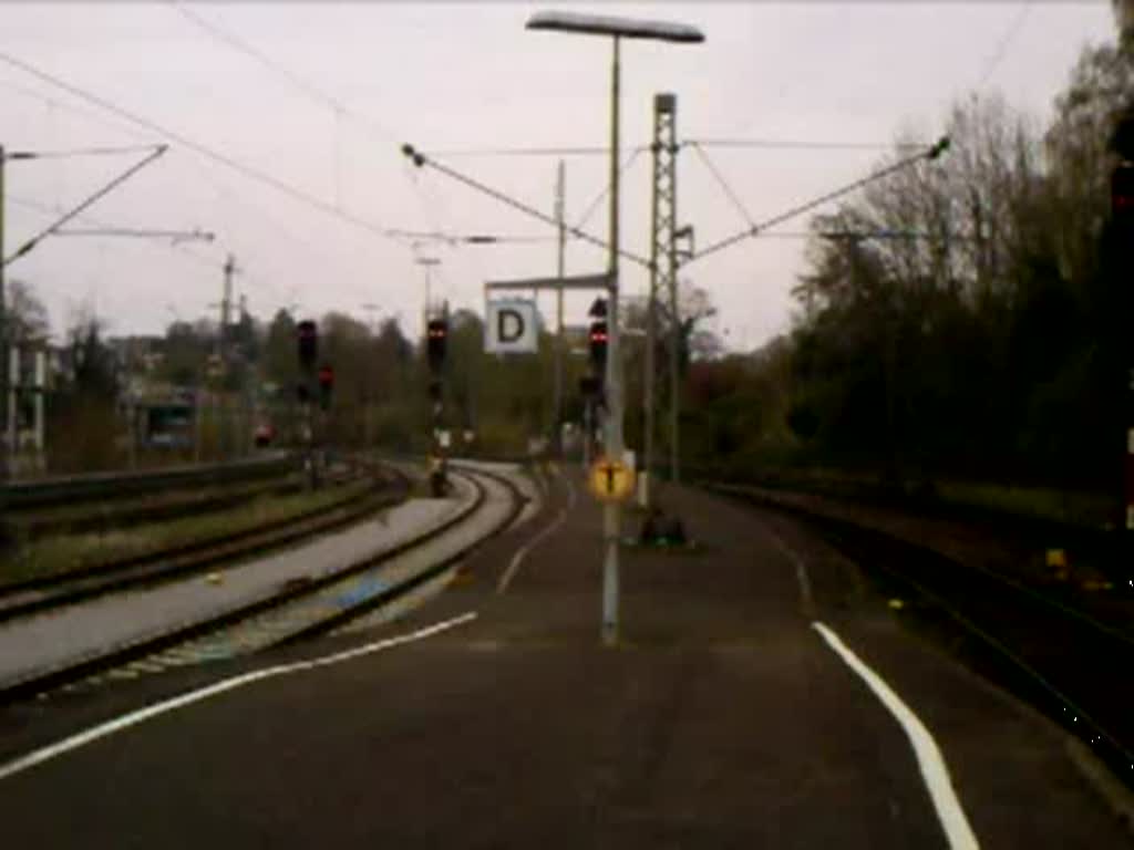 Die orientrote 101 002-4 zieht den DZ 40765 Konstanz - Heidelberg in den Bahnhof Radolfzell. Nach kurzem Aufenthalt wurde die Fahrt fortgesetzt. 18.04.08