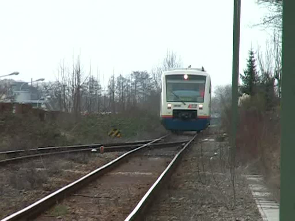 Die OSB 87360 nach Oberkirch bei der Einfahrt in den Bahnhof Oberkirch am 22. Februar 2008. Auf der einspurigen Strecke nach Bad Griesbach finden hier Zugkreuzungen statt. (0:49 Minuten)