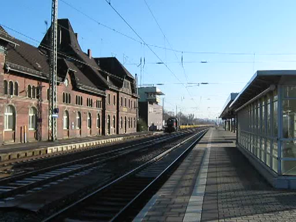 Die Ostertage stehen bahntechnisch ganz im Zeichen von Baumanahmen, zumindest auf der Strecke zwischen Frankfurt und Gttingen. So ist einiges an Bautrupps unterwegs, wie z.B. ein Bauzug, der von Locon 217 und 218 gesandwicht wird. Hier beim einfahren auf Gleis 1 in Eichenberg. Aufgenommen am 02.04.2010.