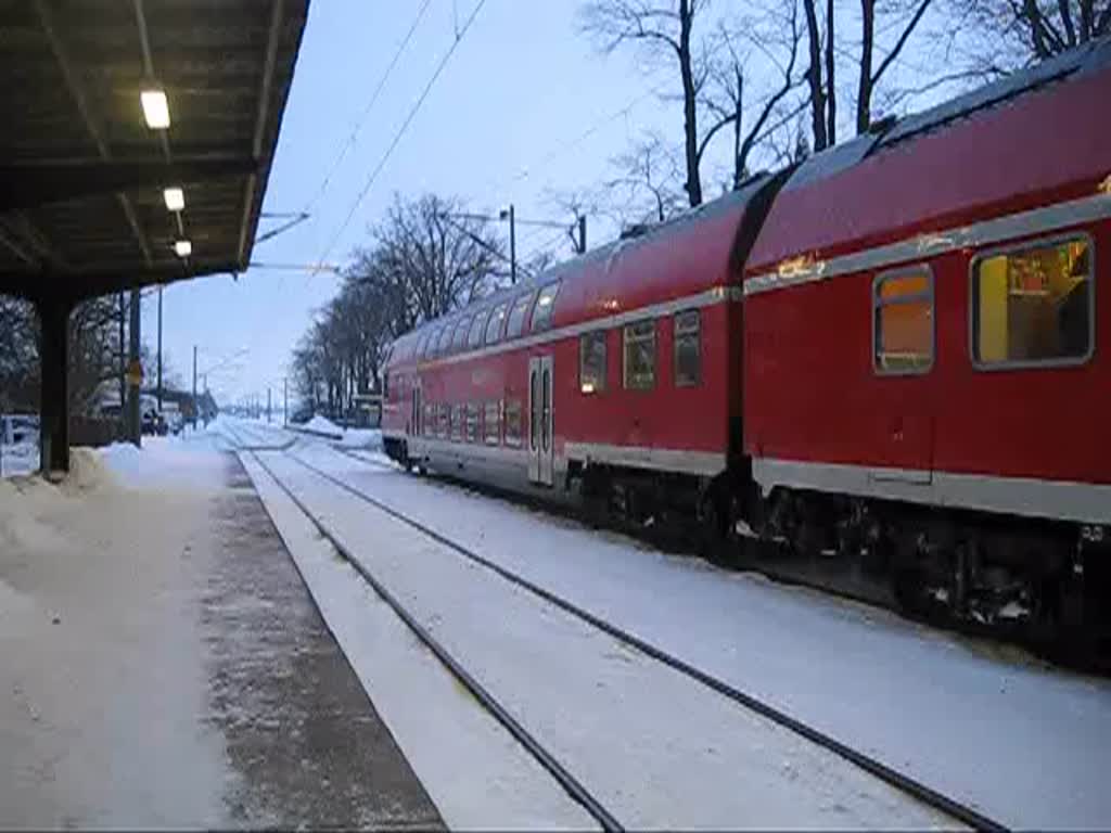 Die RB 26427 nach Weienfels verlie am 27.12.10 mit ca. 15 Minuten versptung, Leipzig-Miltitz Richtung Markranstdt.