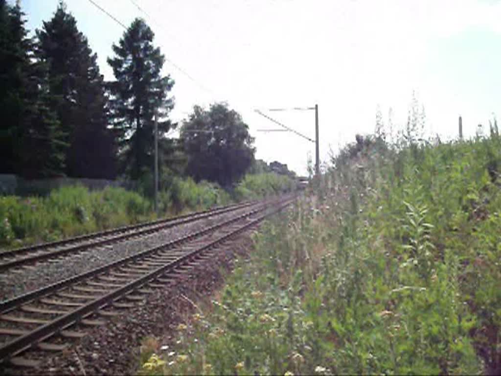 Die RB 26720 nach Leipzig Hbf, hier am 13.7.10 am Bahnbergang in Leipzig-Miltitz. Gezogen von 143 337-4.