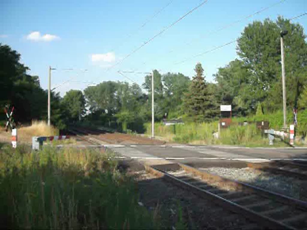 Die RB 26733 nach Weienfels wurde am 20.7.10 von 143 563-5 am Bahnbergang von Miltitz vorbeigeschoben.