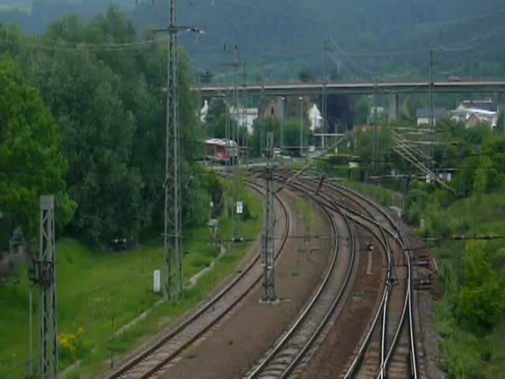 Die RB aus Jena Saalbahnhof zur Weiterfahrt nach Blankenstein (Saale) erreicht Saalfeld (Saale); Blick von der Bahnhofsbrücke. (13.05.2009)
